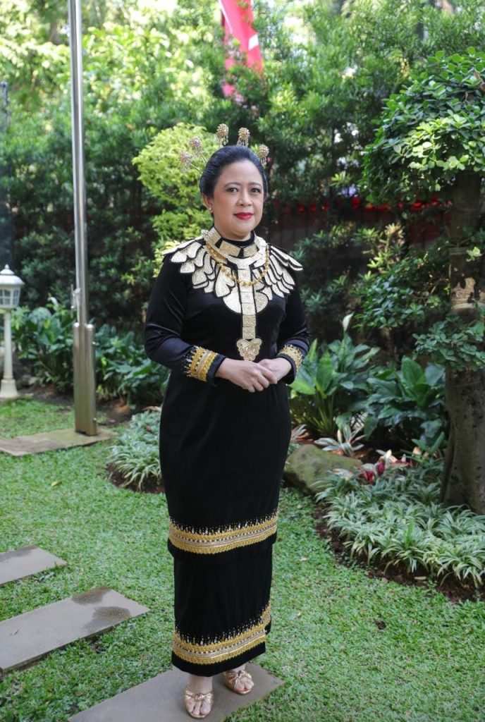 Nampak Ketua DRD RI Puan Maharani Mengenakan Pakaian Adat Daerah Bolmong