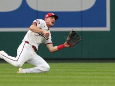 Jacob Young dari Nationals meninggalkan permainan Mets setelah melakukan fastball 93 mph ke tulang rusuk