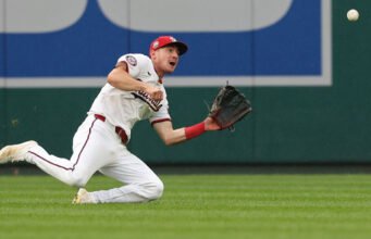 Jacob Young dari Nationals meninggalkan permainan Mets setelah melakukan fastball 93 mph ke tulang rusuk