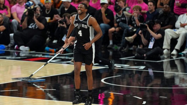 Mitch Johnson dari Spurs memposting pembaruan cedera besar pada De'Aaron