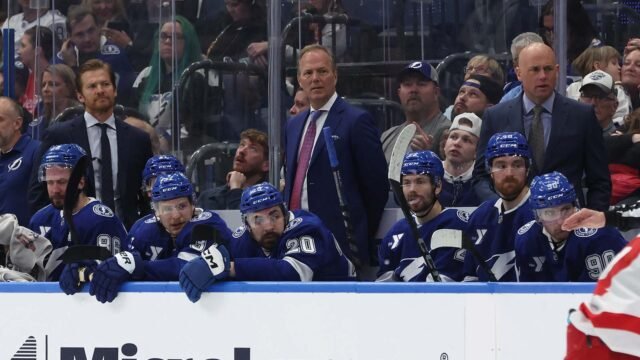Tampa Bay menandatangani kontrak dua hala veteran
