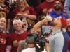 Travis Kelce membela bir “berkelas” di depan Taylor Swift selama pertandingan Cavs-Knicks