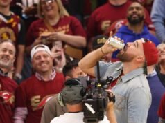 Travis Kelce membela bir “berkelas” di depan Taylor Swift selama pertandingan Cavs-Knicks