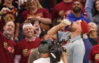 Travis Kelce membela bir “berkelas” di depan Taylor Swift selama pertandingan Cavs-Knicks