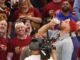 Travis Kelce membela bir “berkelas” di depan Taylor Swift selama pertandingan Cavs-Knicks