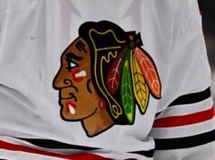 Chicago memberikan penghormatan kepada Dennis Hull setelah kematiannya