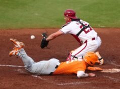 #20/23 Vol jatuh ke #10/12 Arkansas di putaran kedua Turnamen SEC