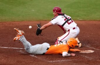 #20/23 Vol jatuh ke #10/12 Arkansas di putaran kedua Turnamen SEC