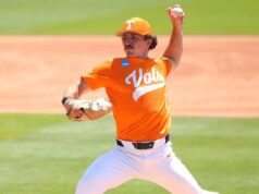 #20/23 Vol jatuh ke East Carolina dalam maraton 14 inning untuk membuka permainan regional