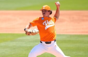 #20/23 Vol jatuh ke East Carolina dalam maraton 14 inning untuk membuka permainan regional
