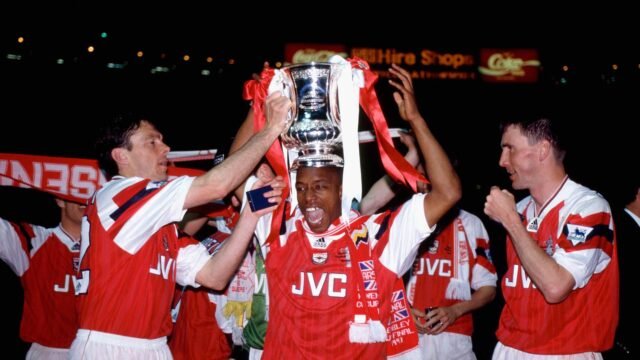 Arsenal akan menerbitkan kembali seragam ikonik tahun 90an sebagai bagian