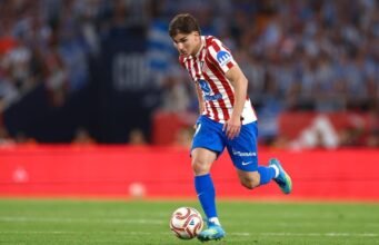 Barcelona akan menawarkan 90 juta euro plus bonus kepada target utamanya; Flick sudah berbicara dengan pemain tersebut