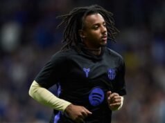 Barcelona siap menjual bek yang kesulitan saat ia mulai menjauh dari ruang ganti