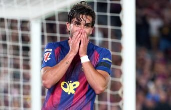 Barcelona tidak terburu-buru memperbarui kontrak striker superstar itu meski kepergian Lewandowski