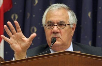 Barney Frank, Mantan Anggota Kongres dan Pelopor Hak Gay, Meninggal di Usia 86: NPR