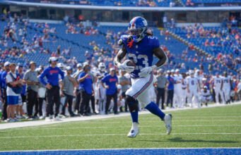Beruang untuk menandatangani RB Salvon Ahmed, S Anthony Johnson Jr.
