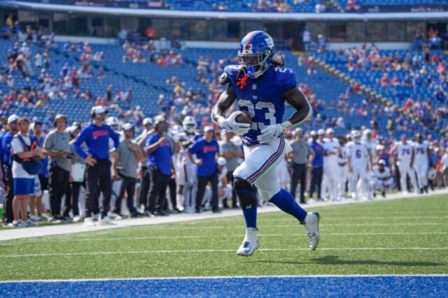 Beruang untuk menandatangani RB Salvon Ahmed, S Anthony Johnson Jr.