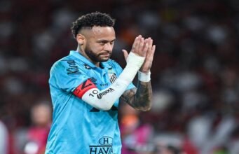 Bintang Brasil Neymar bisa terpaksa keluar dari Piala Dunia karena cedera betis.