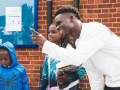 Bukayo Saka kembali menginspirasi dengan donasi seragam sekolah untuk keluarga yang membutuhkan