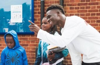 Bukayo Saka kembali menginspirasi dengan donasi seragam sekolah untuk keluarga yang membutuhkan