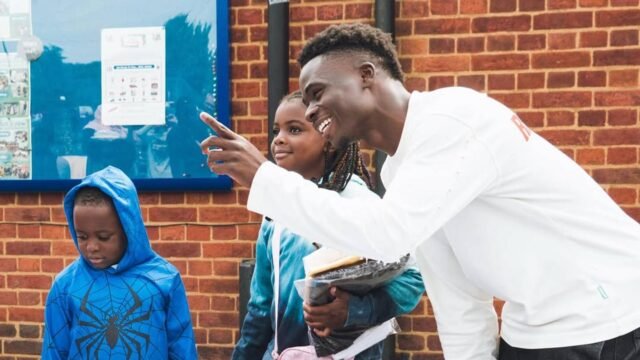Bukayo Saka kembali menginspirasi dengan donasi seragam sekolah untuk keluarga