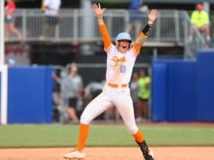Clarke bermain ekstra melawan Red Raiders No. 4 (11) di Women’s College World Series