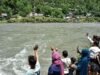 Di seberang sungai, dunia yang terpisah bagi keluarga-keluarga yang terpecah akibat kerusuhan di Kashmir