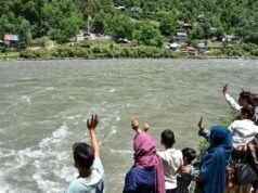 Di seberang sungai, dunia yang terpisah bagi keluarga-keluarga yang terpecah akibat kerusuhan di Kashmir
