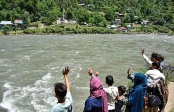 Di seberang sungai, dunia yang terpisah bagi keluarga-keluarga yang terpecah akibat kerusuhan di Kashmir