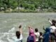 Di seberang sungai, dunia yang terpisah bagi keluarga-keluarga yang terpecah akibat kerusuhan di Kashmir