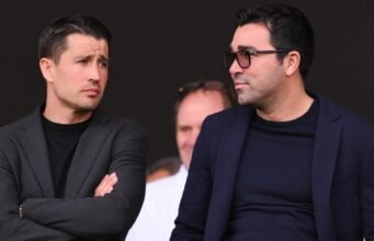 Direktur Barcelona Deco bertemu agen striker Chelsea