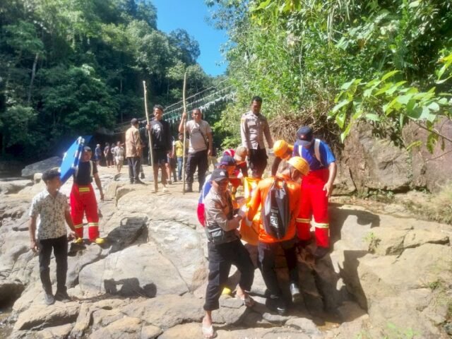 Dua turis Austria tewas setelah jatuh dari jembatan gantung