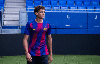 Flick mengincar Barcelona yang berusia 18 tahun maju di pramusim ke tim utama