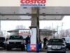 Harga bahan bakar yang tinggi membuat pengemudi mengantri di Costco dan Walmart: NPR