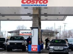 Harga bahan bakar yang tinggi membuat pengemudi mengantri di Costco dan Walmart: NPR
