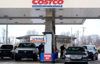 Harga bahan bakar yang tinggi membuat pengemudi mengantri di Costco dan Walmart: NPR
