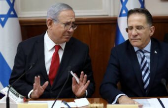 Jaksa Israel diperkirakan akan menuntut mantan ajudan Netanyahu