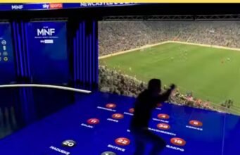 Jamie Carragher menjadi gila setelah kemenangan dramatis Rio Ngumoha di Liverpool
