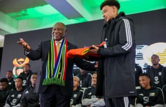 Kekacauan visa menunda keberangkatan Bafana Bafana karena McKenzie menuntut jawaban