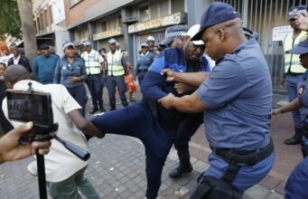 Ketegangan imigrasi di Durban meledak ketika bentrokan kekerasan di Diakonia meningkatkan seruan untuk segera melakukan intervensi