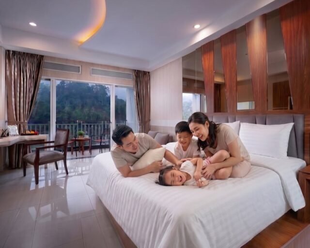 Liburan keluarga saat liburan sekolah di Le Eminence Puncak