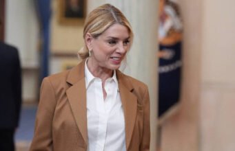 Mantan jaksa agung Trump mempertanyakan berkas Epstein