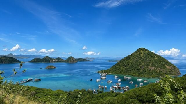 Menjelajahi Labuan Bajo di darat dan laut: rencana perjalanan antar