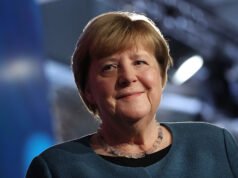 Merkel menyerukan negosiasi langsung dengan Rusia