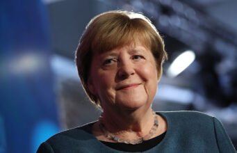 Merkel menyerukan negosiasi langsung dengan Rusia