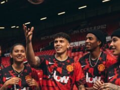 Momen ikonik Man Utd diabadikan dalam jersey edisi khusus