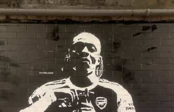 Mural Eberechi Eze muncul di luar Emirates Stadium menjelang kepindahan Arsenal