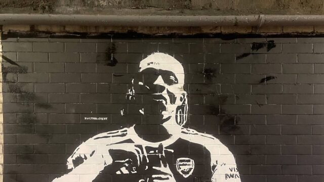 Mural Eberechi Eze muncul di luar Emirates Stadium menjelang kepindahan