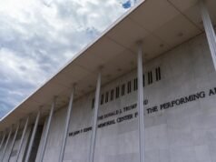 Nama Presiden Trump harus dihapus dari Kennedy Center, kata hakim: NPR