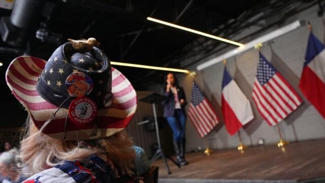 Para pemilih Partai Republik di Texas memberikan suara mereka dalam